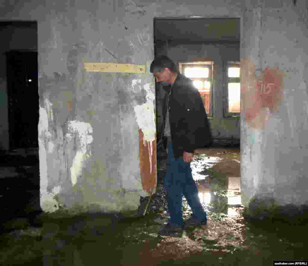 Ýerzemindäki ýarylan turbalary bejermäge gelen işçi