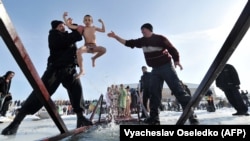 Бішкек маңындағы Ленинск ауылында тұратын баптистік діни ағым ұстанушылардың шоқыну мерекесі. Қырғызстан, 19 қаңтар 2013 жыл.