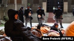 Majke sa troje i više djece koje protestuju ispred Skupštine Crne Gore