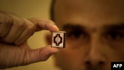 Arxiv fotosu: Beyrutda Hassan Abed Rabbo "Quran"ın əllə yazılmış ən kiçik nüsxəsini nümayiş etdirir. 20 sentyabr 2010