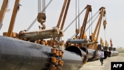 Рабочие на строительстве нефтепровода из Ирана в Пакистан. Март 2013 года. Иллюстративное фото.