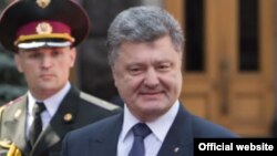 Президент Украины Петр Порошенко (справа). 
