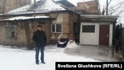 Адилбек Мейрамов стоит у своего дома, который идет под снос. Астана, 29 декабря 2015 года.