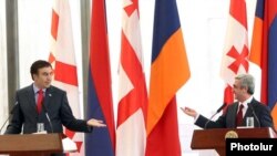 Совместная пресс-конференция президентов Армении и Грузии Сержа Саргсяна (справа) и Михаила Саакашвили в Ереване. (архивное фото)