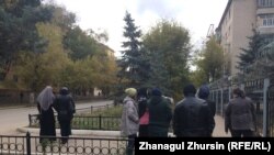 Родственники задержанных у торгового дома «Астана» собрались возле отделения полиции Илецкого района. Актобе, 21 октября 2017 года.