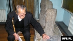 Этнограф Жағда Бабалық тарихи тасты алғаш тауып, 1988 жылы мұражайға тапсырған. Алматы, 8 қазан 2008 ж. 