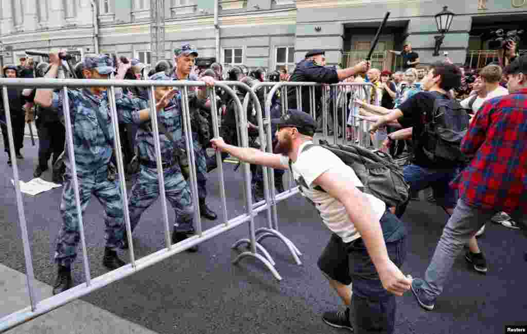 В Москве произошли столкновения протестующих с полицией: около двух тысяч участников митинга решили отправиться в Кремль, однако им преградили путь полицейские кордоны и металлические барьеры. 