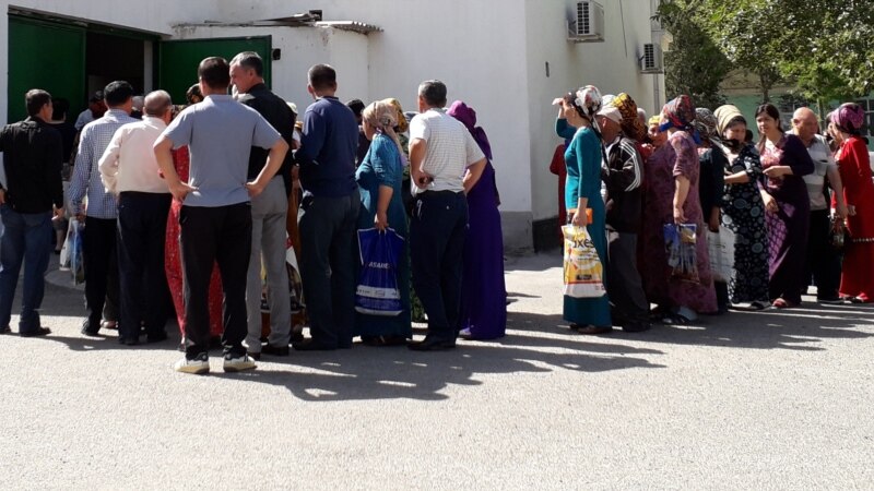 În timp ce oficialii se duc la plajă, turkmenii de rând îndură foamea și o vară infernală