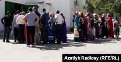 В Туркменистане второй год наблюдается нехватка продовольственных товаров. Туркменистанцы в очереди за продуктами питания. Архивное фото.