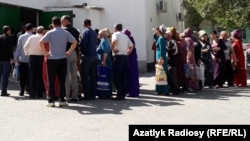 People line up to buy food at a state shop in Ashgabat. Turkmenistan, where people's lives continue to be badly affected by decades of corruption and misrule. (file photo)