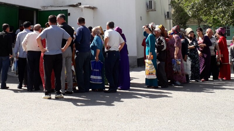 Aşgabadyň dükanlary ýumurtga söwdasyna birden başlaýarlar, banany çüýrük üzüm bilen goşup satýarlar