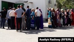 Aşgabadyň dükanlarynyň birinde döwlet dükanynyň öňünde dörän nobat. Arhiwden alnan surat. 