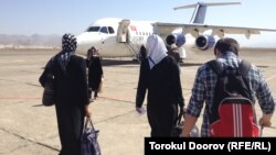 Баткен аба майданындагы "Тез Жет" авиакомпаниясынын БАэ–146-200 учагы, 05.10.2013.