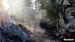 Ілюстраційне фото. Рятувальник на місці російського удару в Харкові, жовтень 2026 року