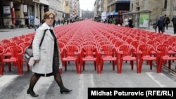  Жена пресича улица в Сараево, на която са сложени празни столове - по един за всеки от жителите на града, убити по време на обсадата от 1992 до 1996 година Снимката е от 6 април 2012 година 