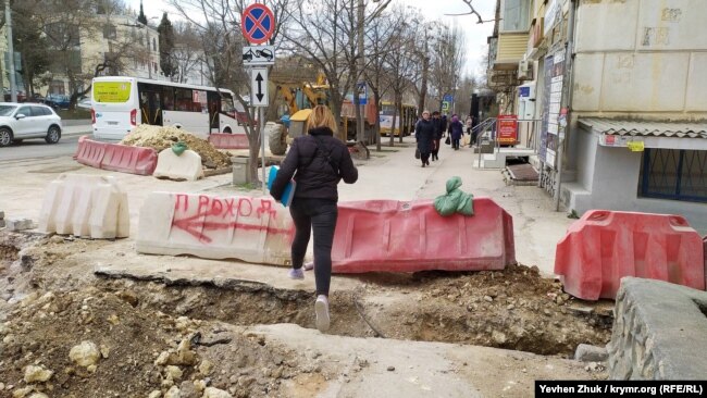 В некоторых местах преодолеть препятствия можно только так