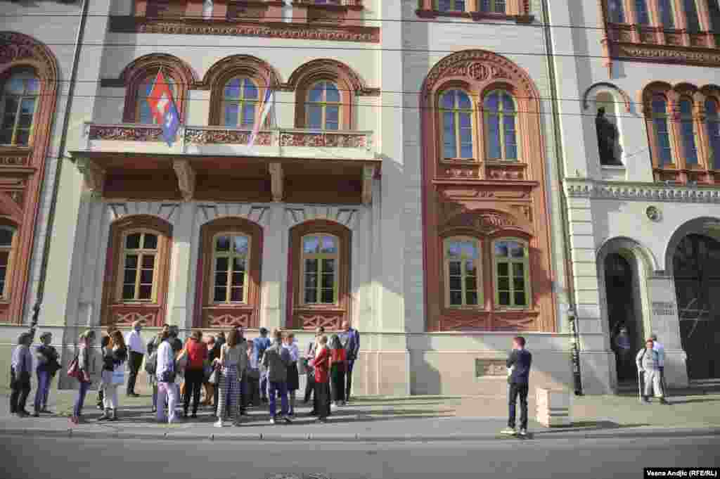 Zaposleni ispred zgrade Rektorata Beogradskog univerziteta. Ulaz im nije dopušten.