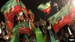 Pakistan -- Supporters of the head of opposition political party Pakistan Tehrik-e-Insaf listen to his speech on the seventh day of a mass anti-government protest in Islamabad, August 21, 2014