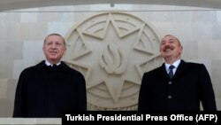 საილუსტრაციო ფოტო: აზერბაიჯანისა და თურქეთის პრეზიდენტები, ილჰამ ალიევი (მარჯვნივ) და რეჯეპ ტაიპ ერდოანი სამხედრო აღლუმზე ბაქოში. 10 დეკემბერი, 2020. 