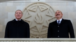 شعرخوانی رجب طیب اردوغان (چپ) در مراسمی در باکو به دردسری دیپلماتیک بین ایران و ترکیه تبدیل شده است.