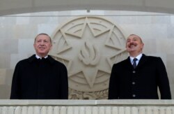 Президент Туреччини Реджеп Тайїп Ердоган (л) і президент Азербайджану Ільгам Алієв (п) приймали парад на трибуні разом. Баку, 10 грудня 2020 року
