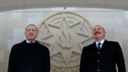 Президент Турции Реджеп Тайип Эрдоган и президент Азербайджана Ильхам Алиев наблюдают за военным парадом. Баку, 10 декабря 2020 года