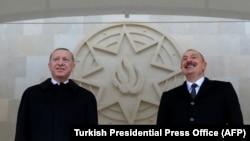 Турскиот претседател Реџеп Таип Ердоган и азербејџанскиот претседател Илхам Алиев присуствуваат на воената парада по повод победата на Азербејџан против Ерменија во нивниот конфликт за контрола над спорниот регион Нагорно-Карабах, во Баку, 10 декември 2020.