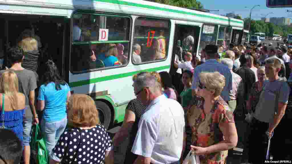 &Icirc;mbulzeală la urcarea &icirc;n autobuzul spre Cimitirul Sf. Lazăr...