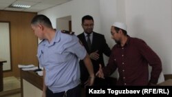 Эпизод на судебном процессе по делу Сакена Тулбаева, обвиняемого в мусульманском экстремизме. Алматы, 16 июня 2015 года.
