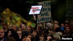 Хиляди жени протестираха в Полша през 2017 г. срещу плановете за пълна забрана за аборт.