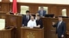 Primarul Ion Ceban, încercând să-și prezinte inițiativele privind referendumul de la tribuna centrală a parlamentului, unde venise neinvitat la sfârșitul lunii mai 