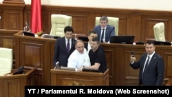 Primarul Chișinăului, Ion Ceban, a încercat să vorbească de la tribuna Parlamentului, dar a fost scos din legislativ de agenții de pază
