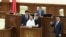 Primarul Chișinăului, Ion Ceban, a încercat să vorbească de la tribuna Parlamentului, dar a fost scos din legislativ de agenții de pază