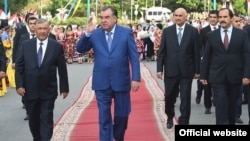 Президент Таджикистана Эмомали Рахмон (в центре) на торжествах в Вахдате по случаю Дня национального единства.