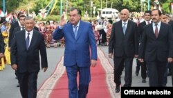 Prezident Emomali Rahmon Täjigistan parahatçylyk ylalaşygynyň baglaşylmagynyň 20-nji ýyl dönümine bagyşlanan dabarada, Wahdat şäheri, 27-nji ýun, 2017.