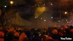 Силовики разгоняют участников демонстрации "Евромайдан". Киев, 11 декабря 2013 года.