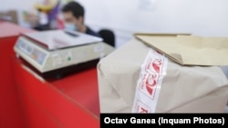 Toate coletele în valoare de sub 150 de euro care provin din spațiul extracomunitar vor fi taxate cu 25 de lei. Poșta Română va fi una dintre companiile care vor fi obligate să implementeze măsura.
