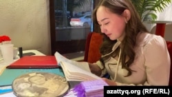 Томирис смотрит тетрадь, в которой ее мама писала стихи. 25 декабря 2025 года