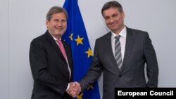 Komesar za proširenje EU Johannes Hahn (L) i Denis Zvizdić (D), predsjedavajući Vijeća ministara BiH nakon razgovora u Briselu 21. aprila 2015.