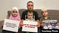 Активисты с портретом фигурантов алуштинского «дела Хизб ут-Тахрир