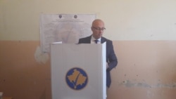 Goran Rakić glasa na kosovskim izborima u Mitrovici