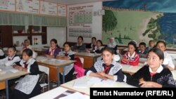 Нооқат ауданындағы Ұлықбек атындағы қырғыз-өзбек мектебіндегі сабақ. Ош облысы, 21 қыркүйек 2012 жыл.