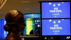 У Страсбурзі, на сході Франції, з'явилися екрани з рекламою майбутніх виборів до Європарламенту, березень 2024 року 