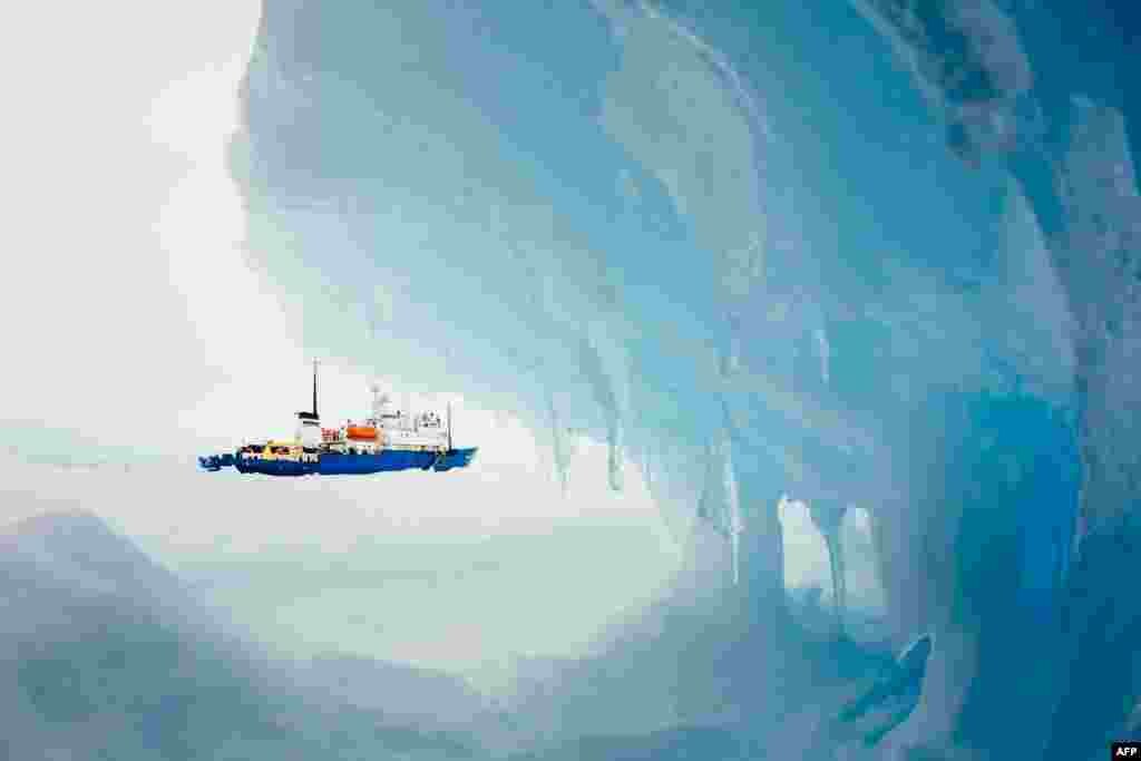 A passenger photo of the Russian research vessel "MV Akademik Shokalskiy" stuck off East Antarctica awaiting rescue on December 30. (AFP/Andrew Peacock, Footloosefotography.com)