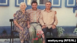 Слева направо: Матильда Тиннис, Ник Утас и его отец Николай Климович. Встреча отца и сына спустя 54 года в Павлодаре в 1995 году. Фото из семейного альбома.