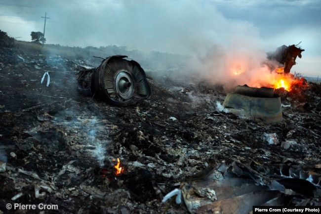 17 июля 2014. Рейс MH17 из Амстердама в Куала-Лумпур сбит из ракетной установки “земля-воздух” с территории, подконтрольной сепаратистам, которых поддерживает Россия. Никто из 298 пассажиров и членов экипажа не остался в живых