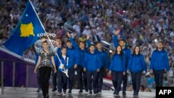 Sportistët e Kosovës me flamur duke parakaluar në hapjen solemne të Lojërave Evropiane 