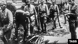 Японские военнослужащие сдают оружие в 1945 году