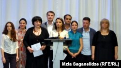 Две недели назад кандидатуру Тамары Жвания выдвинули 11 ведущих грузинских НПО. Сегодня после официального представления президентом ее поддержали представители как "Нацдвижения", так и "Грузинской мечты"