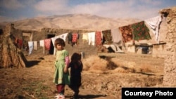 Девочка на фоне разрушенных строений. Снимок сделан в годы гражданской войны в Таджикистане.